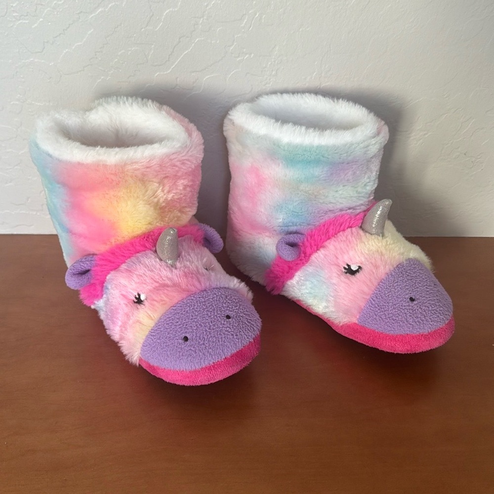 Adorable unicorn slippers, excellent used condition! Size 13/1.